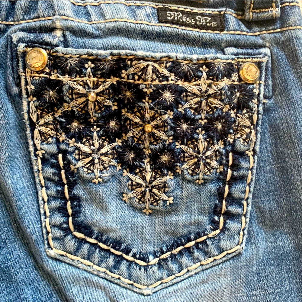 Miss Me size 26, 34 length. Good condition.